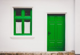зеленая и дверь и окно