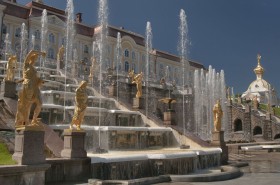 фонтан перед дворцом