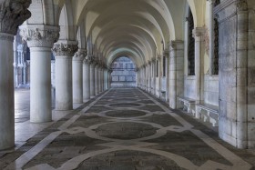 коридор с колоннами