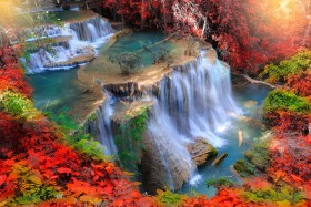 водопад с красными листьями