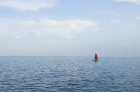 лодка в океане