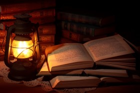 книги и лампа