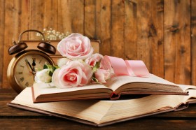 книга и цветы